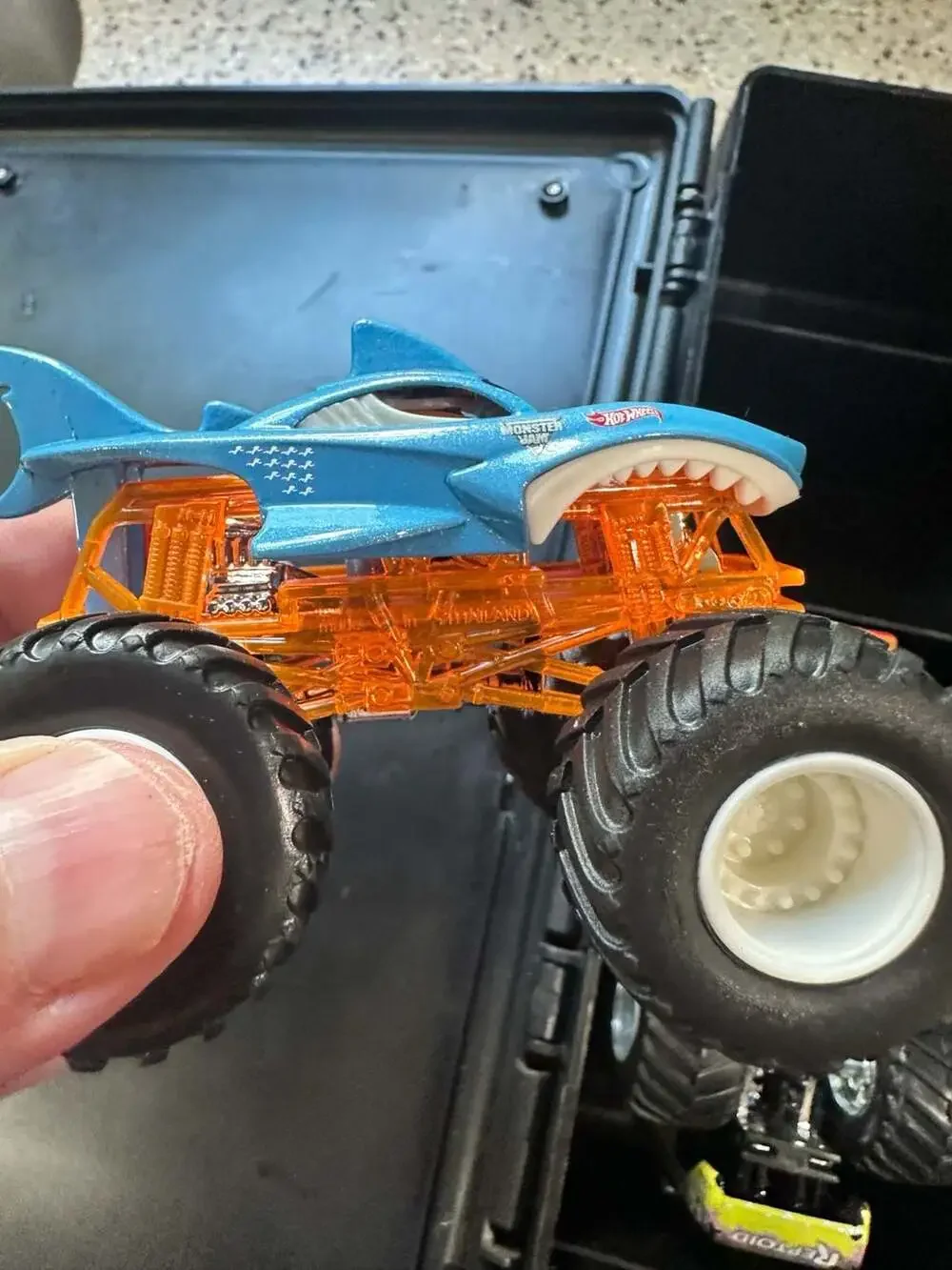 Hot Wheels Monster Jam 15-Truck Carrying Case with 7 Die-Cast Trucks